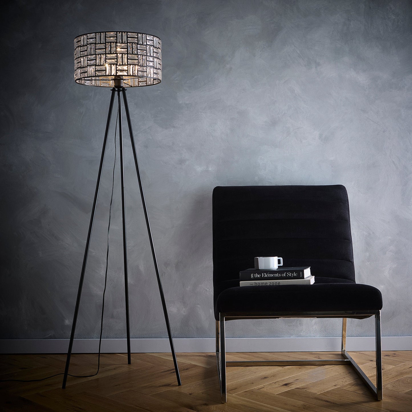 Schwarze moderne Dreifuß-Stehlampe mit Acrylglas-Trommelshade und einem Metall-Ausschnitt-Design