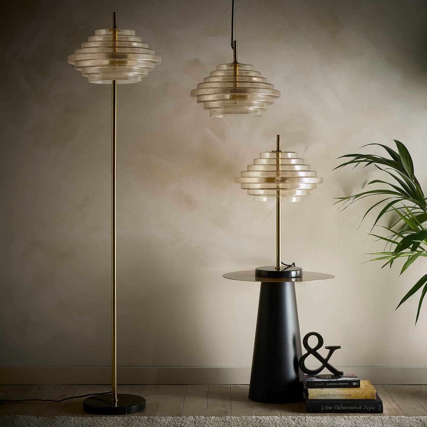 Amber Kupfer Glas Tischlampe, Stehlampe oder Deckenpendelleuchte Kollektion mit einer Messing-Oberfläche und Marmorlampenfüßen