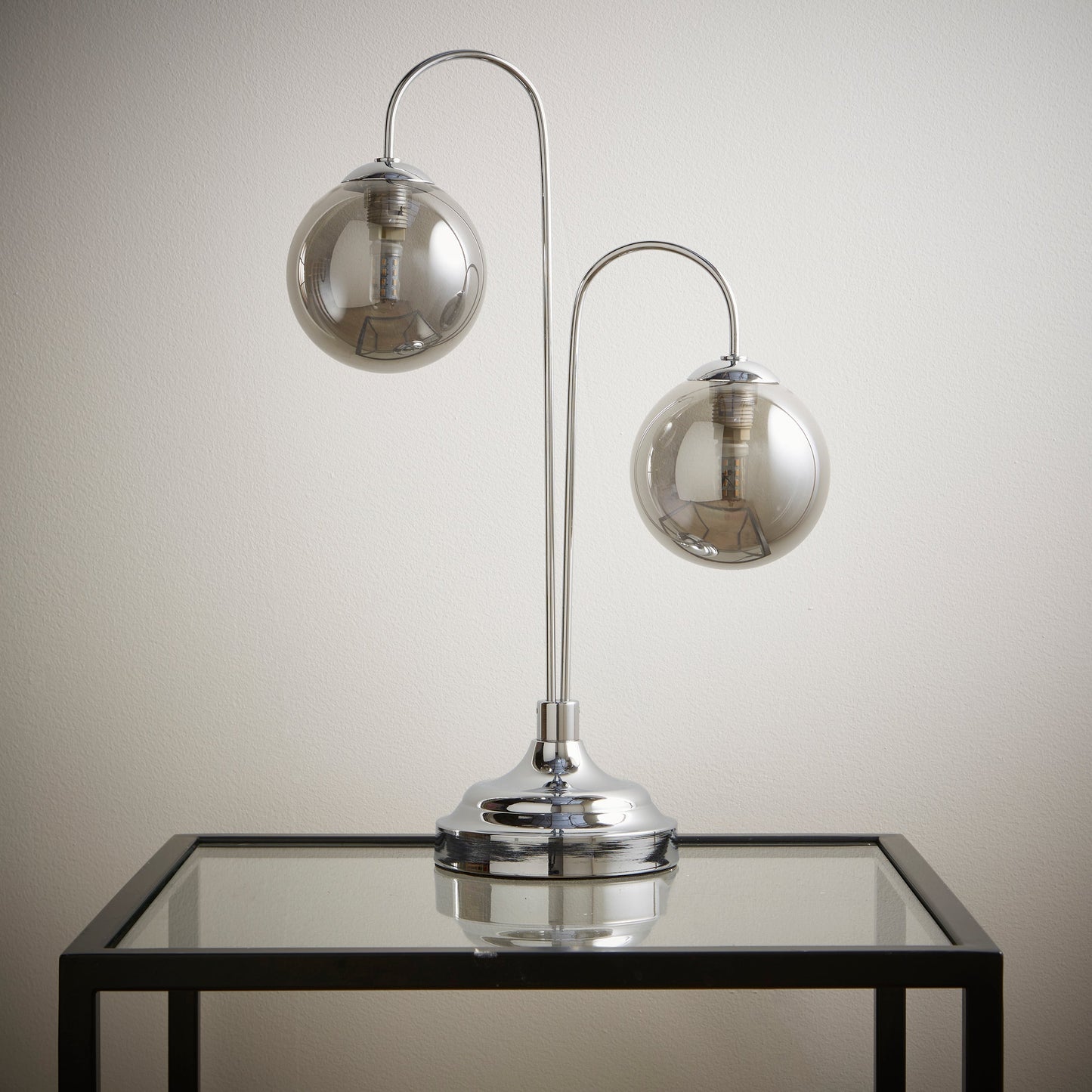 Antike Messing- oder Chrom-Tisch- oder Stehlampen mit Glas-Globus-Schirmen im hängenden Zweig-Stil