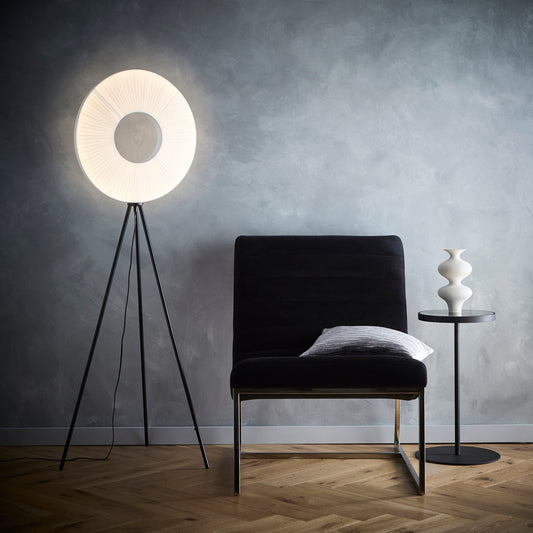 Riley LED Stehlampe oder Tischlampe mit weißem Stoffschirm und schwarzen Dreibeinbeinen