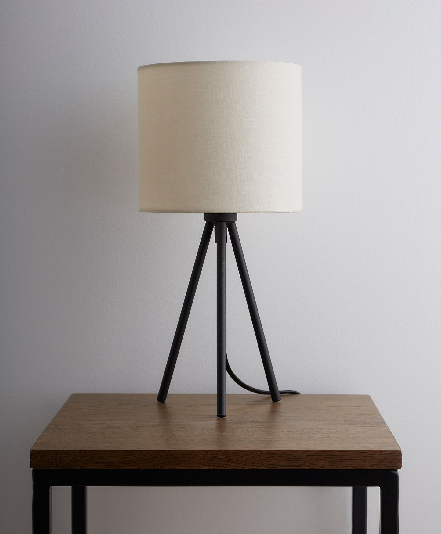 Leena Minimalistische Metall-Stativ-Stehlampe oder Tischlampe in Creme, Grau oder Schwarz
