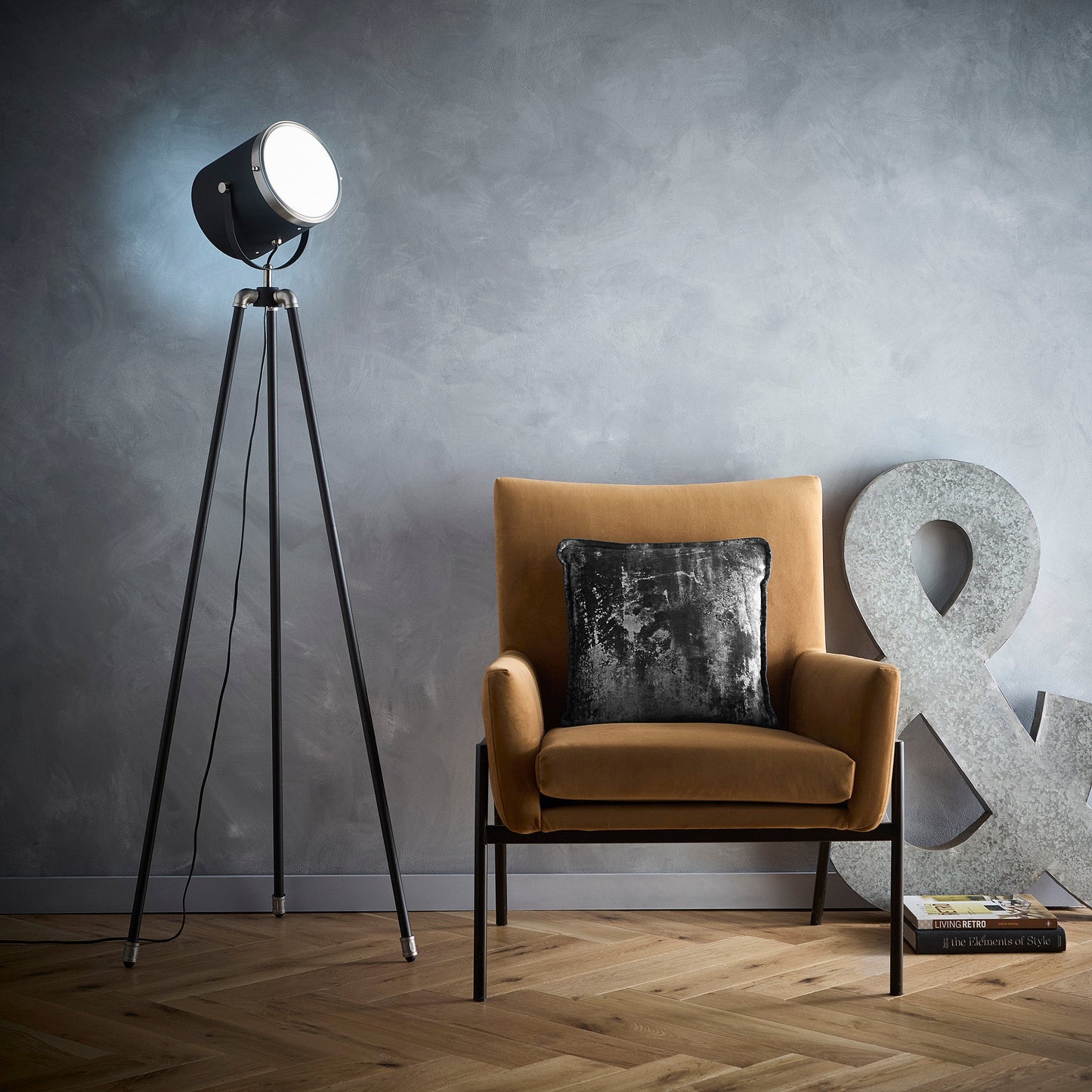 Stativ Tischlampe oder Stehlampe Projektor Stil Spotlicht mit Diffusor und satinierter Nickelumrandung