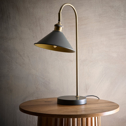 Holzfarbe Lampen mit antikem Messing-Finish Verfügbar als Tischlampe, Stehlampe und Deckenpendel